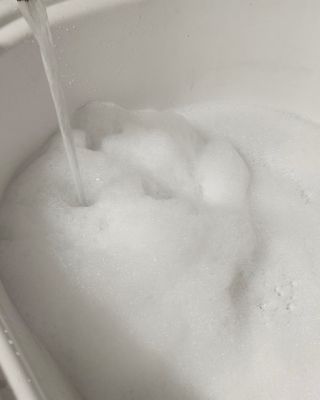 💧 Jaká má být ideální teplota vody na mytí vlasů? Teplota vody hraje při mytí vlasů mnohem větší roli, než si možná...